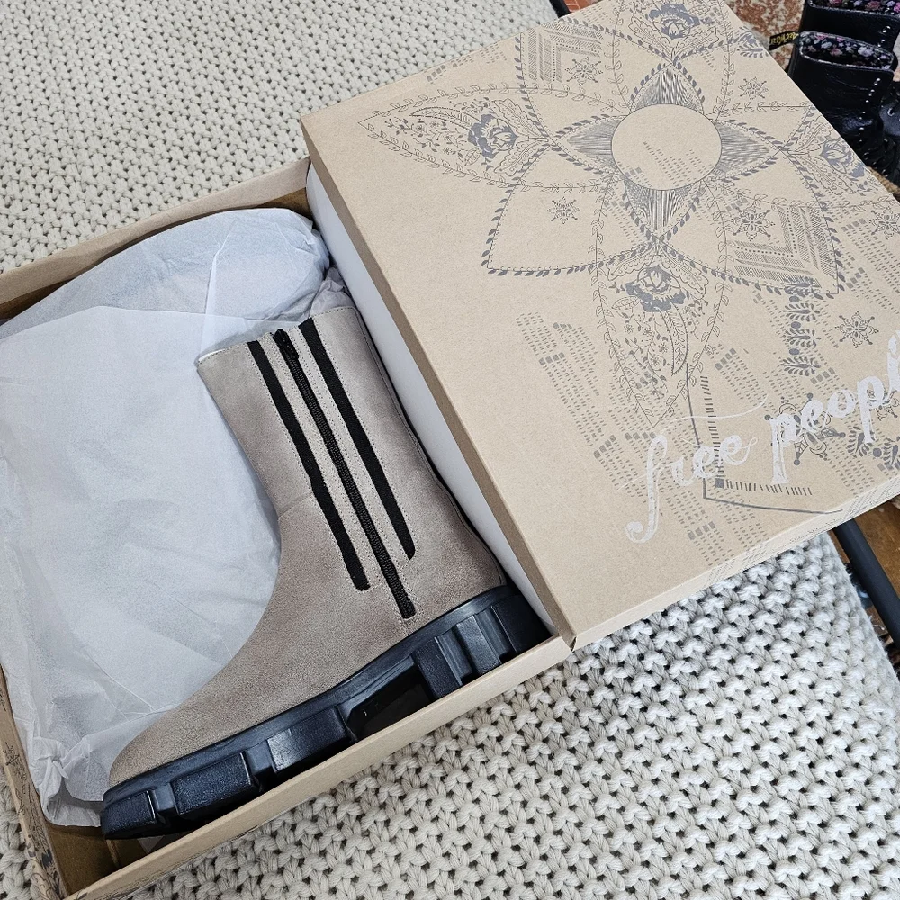 Free People Brooks Lug Chelsea Boots. Size 39 - US 9, NIB - Picture 16 of 16